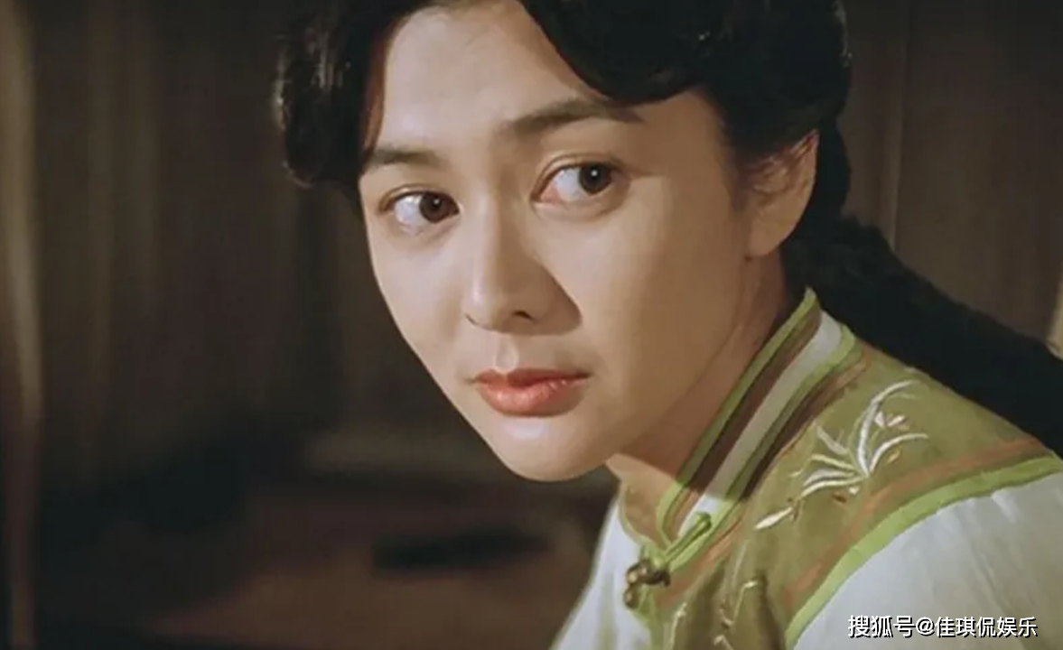 凭借《黄飞鸿》中的"十三姨娘"形象出圈的关之琳,她的美貌自然是毋庸