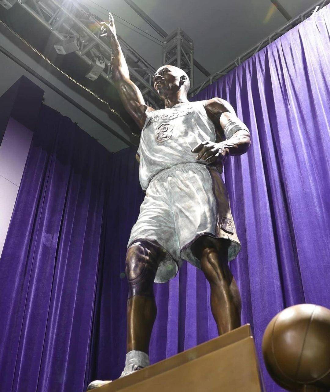 湖人队市中心球馆外为科比·布莱恩特伫立19英尺高的纪念青铜雕像