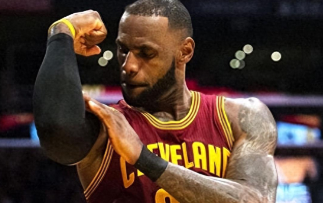 詹姆斯的天赋到底有多夸张?我的大腿粗如水桶,差点就碰到篮板顶了.