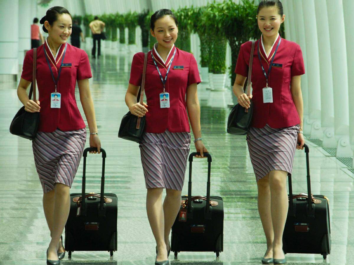 另一方面,空姐虽然不同于办公室白领,但是日常着装还是要穿统一的制服