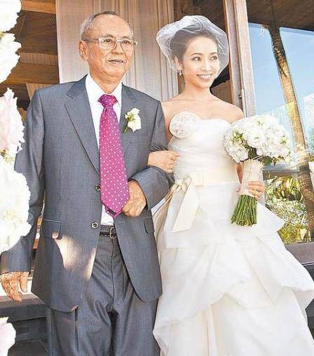 同是女儿母亲很重要:小龙女流浪街头,侯佩岑风光嫁入
