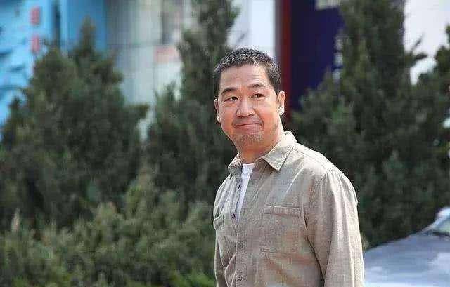 张国立和前妻分手仍是亲人,让邓婕养狗当孩子,为儿子