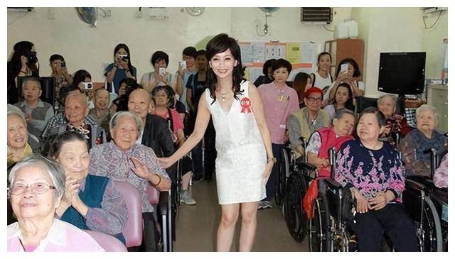 赵雅芝慰问老人,老奶奶问:你多大了?赵雅芝笑答:我已经65了!