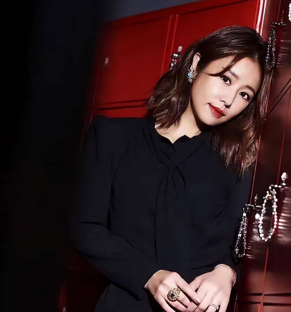 而她名下的豪宅和豪车更是数不胜数,像极了一个金碧辉煌的富豪世界.