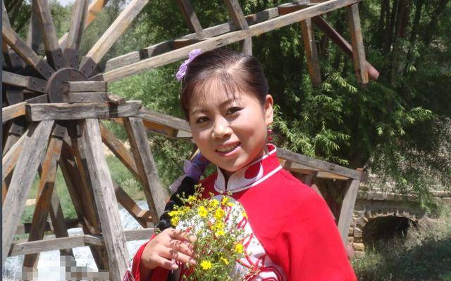 由于过去的农村靠天吃饭,幼年的崔苗比同龄孩子更早地显示出懂事的