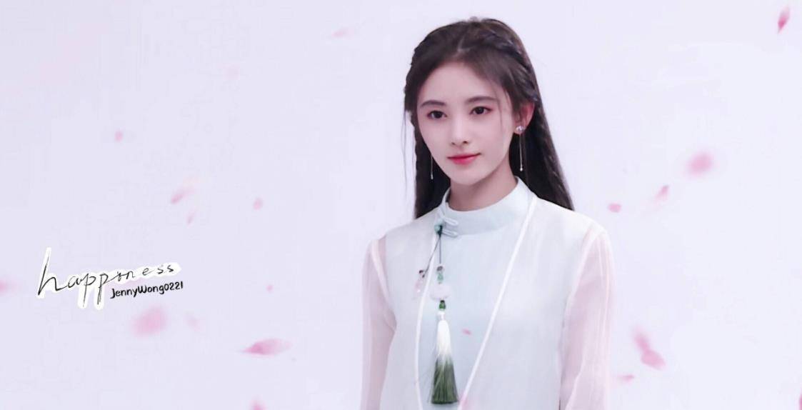 她的妈妈也是顺从了女儿的心愿,并决定帮助女儿,最终鞠婧祎也是凭借着