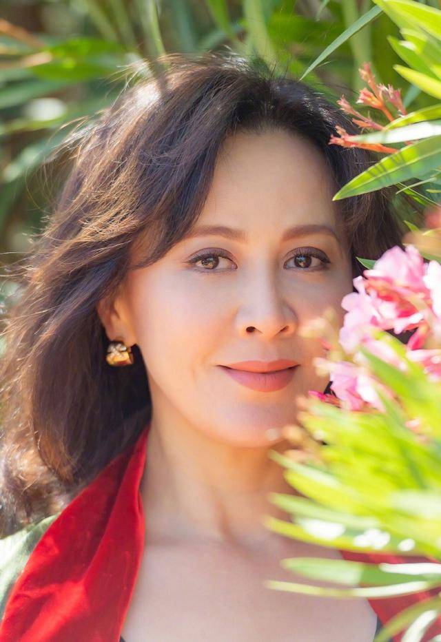 刘嘉玲新年照引发热议,穿嫩粉色服装被嘲"土气",59岁