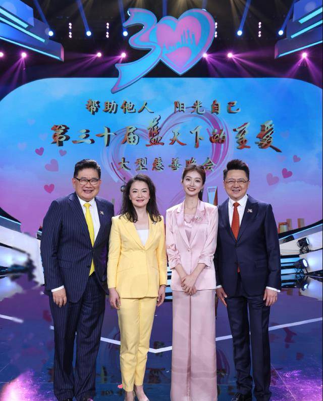 央视春晚:新人主持人冯琳惊艳亮相,会成为第二个董卿吗?