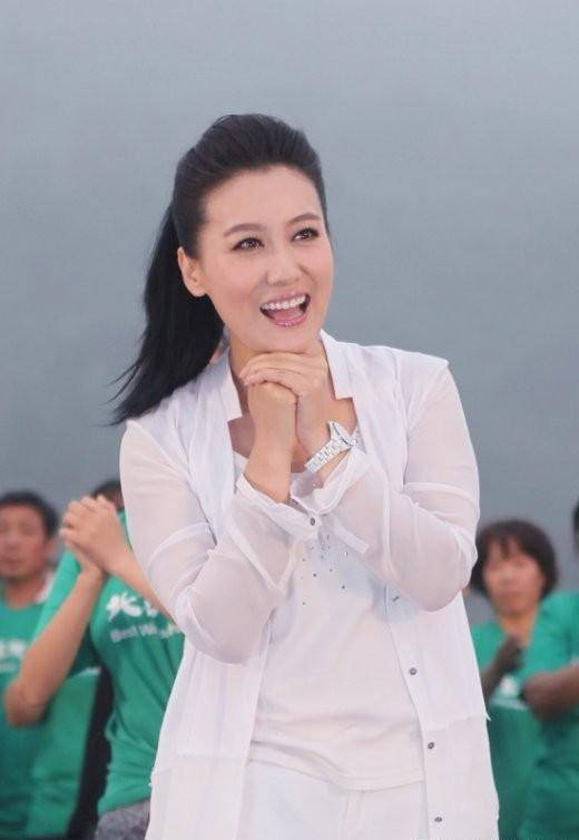 一张口就是国泰民安,这样谭晶怎么不能算上是殿堂级的歌手呢?