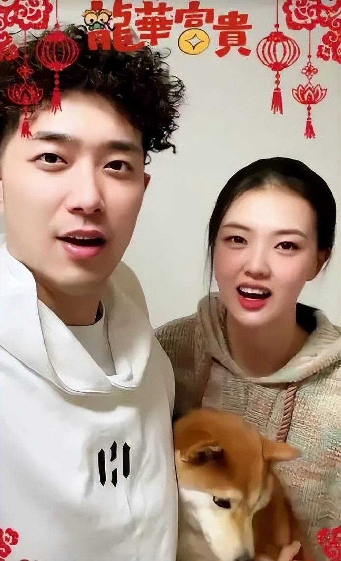 张常宁一家春节聚餐,老公抱狗上桌,54岁妈妈美似关之琳_吴冠希_江秋