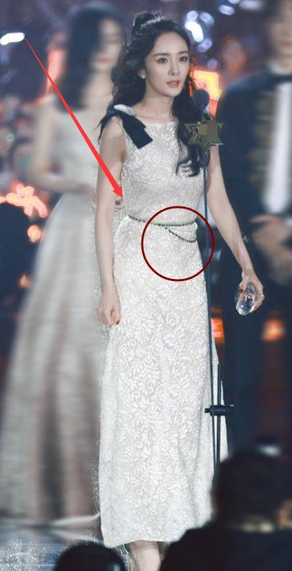 杨幂为了显腰细!珍珠项链当腰带,镜头拉近:我p一小时p