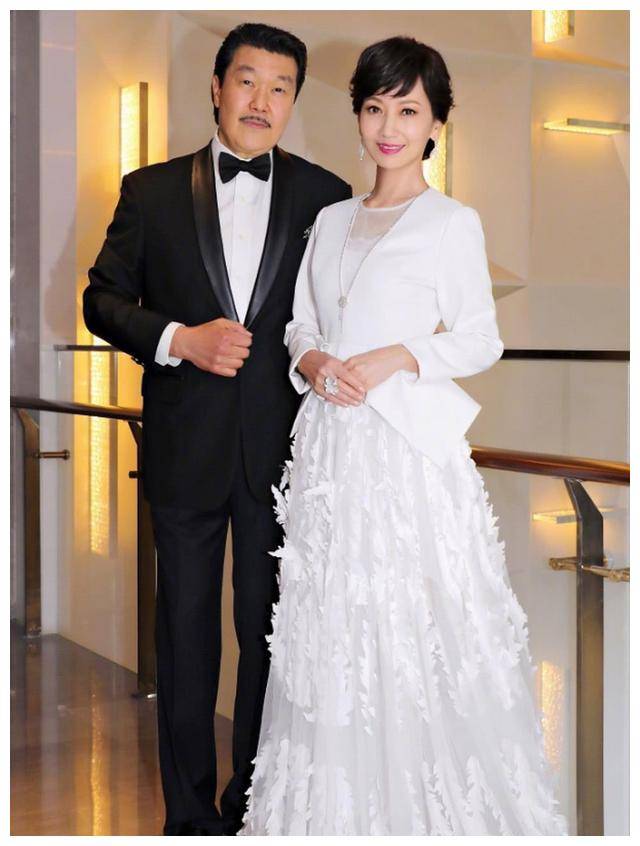 赵雅芝慰问老人,老奶奶倾诉年龄 - 赵雅芝姐姐:我已经65了!