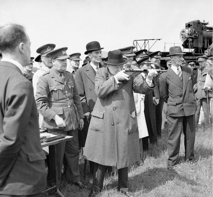 丘吉尔用天价购买一支德国手枪,10发子弹击杀5名非洲