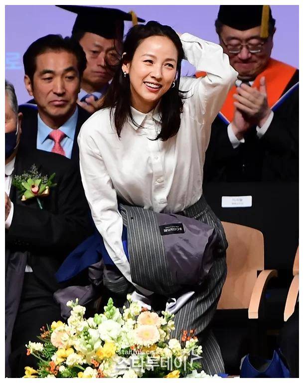 李孝利出席母校国民大学毕业典礼并献唱热门歌曲,引发了校友们的热烈