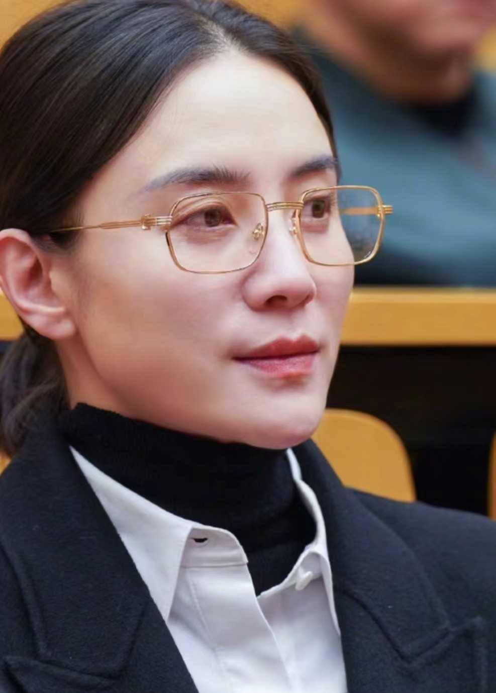 宋佳双眼皮贴,黄晓明假发片,开会可能只是表演_明星_形象_周迅