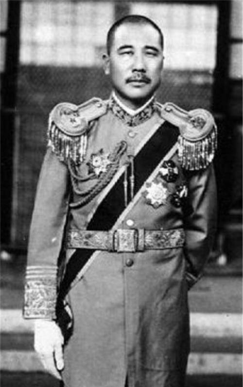 他敬重原配,独宠三房,去世前他却叮嘱子女:将我和二房葬在一起_孙传芳