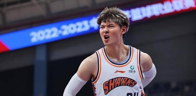 王哲林回乡过年轰动全村,给村民发大红包,美艳妻子引人关注_球员_福建