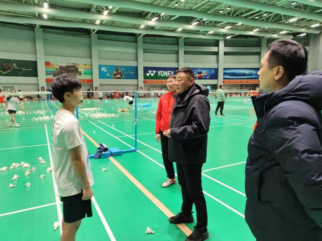 省体育局党组成员,副局长张松涛赴省球类中心慰问冬训