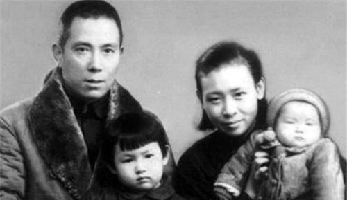 曹聚仁因为伤心整日郁郁寡欢,这时一个叫邓珂云的女学生走进了他的