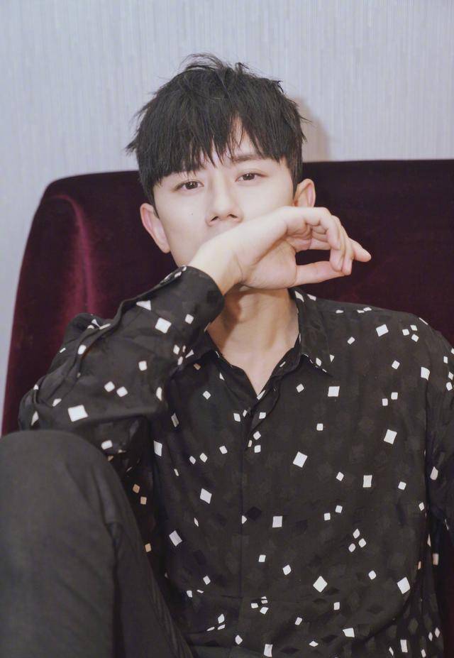 王一博摩托手,郑恺国家二级运动员,而他们厉害了_汤圆_张杰_小时候