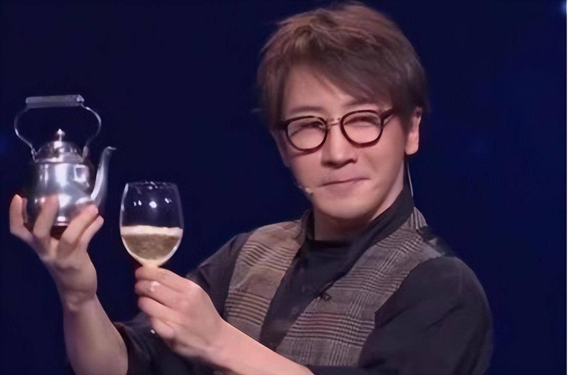 除夕夜,"江郎才尽"的刘谦,让所有人见识了他的江湖地位_魔术_表演