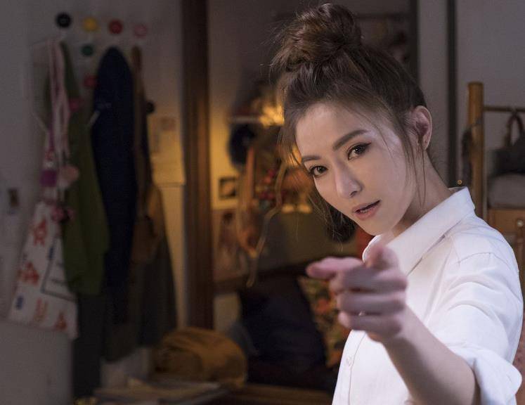 就是因为猪哥亮在一次主持节目的时候,爆出了自己女儿谢金燕未婚生子