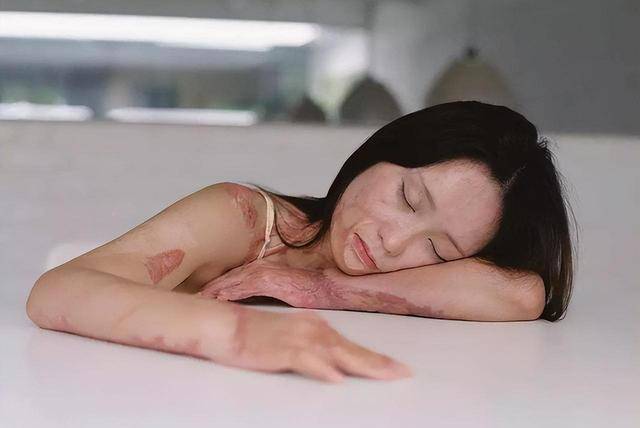 12年前,"官二代"求爱不成将对方毁容,判12年,已出狱