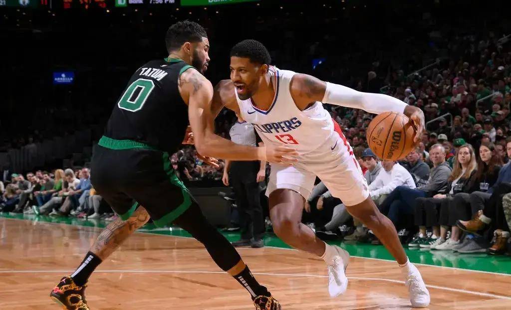 保罗乔治近期状态低迷!场均仅有14分,三分球命中率低至28%!