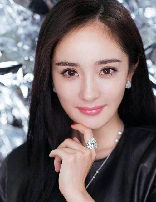 不仅仅是迪丽热巴,她工作室的艺人都比较的红,很多人都觉得杨幂倘人