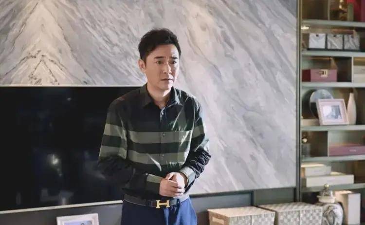 他长得帅,演技好,不顾一切娶大15岁妻恩爱至今,没生孩子也幸福_阮巡