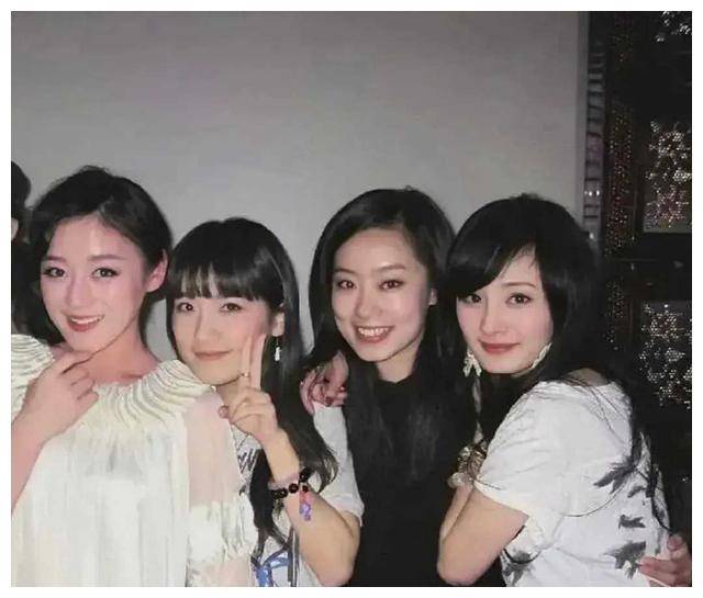 林心如和赵薇是大学时期的好友,两人在多个场合互相称赞,展现了她们