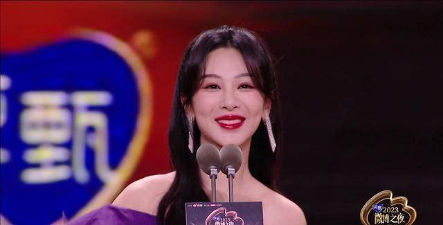 杨紫连续三次获得微博queen,演技派女神实至名归_明星_都会_女王