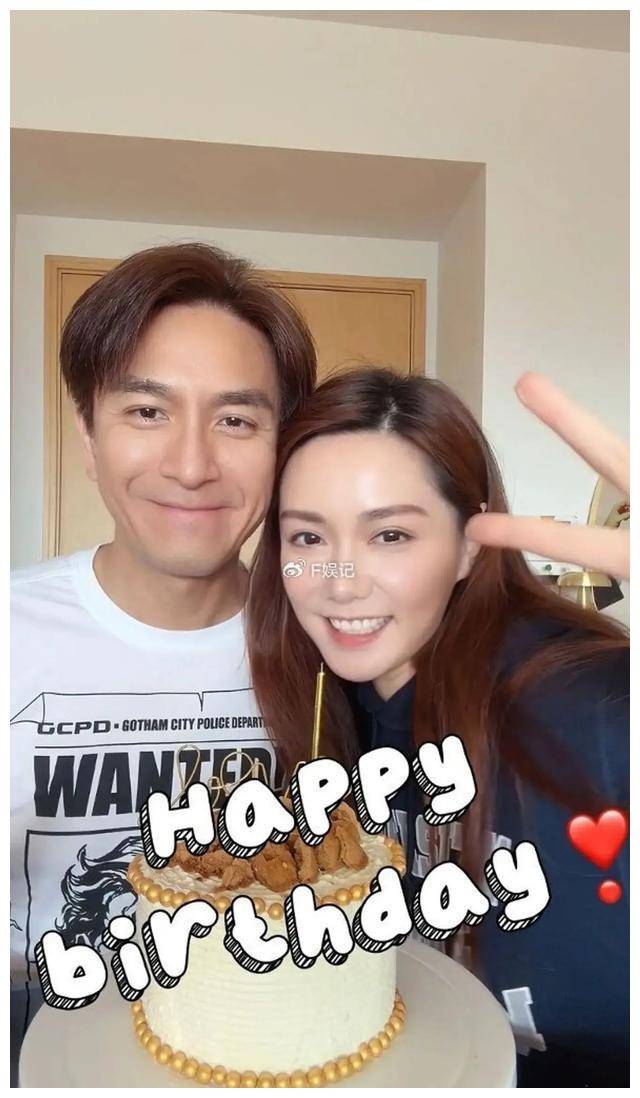 汤洛雯献马国明生日礼,夫妻亮相铁马家族聚会,深情展现爱意_生活_故事