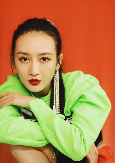 王鸥19岁旧照曝光,单眼皮大鼻头太普通,网友:判若两人_漂亮_因为_气质