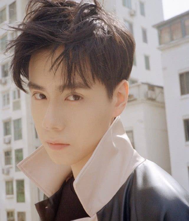 同是90后小生,胡一天情人节卖萌受万人追捧,肖战却近一月没消息,可惜