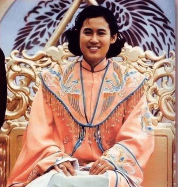 册封为女王储后诗琳通公主春风满面,她这个适合也就是二十多岁,一袭
