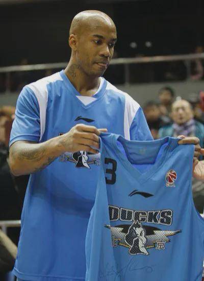 看了nba魔术退役奥尼尔球衣,才发现cba北京首钢应退役马布里3号_图片