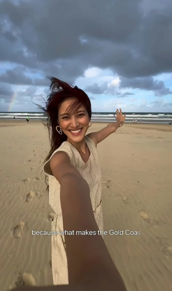 郑嘉颖陈凯琳一家四口澳洲度假,辣妈晒泳装照展现超fit身材_带着