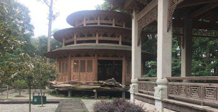 四川彭州这个古寺,寺内有1700多年楠木树,供奉刘,关,张三兄弟_三圣寺