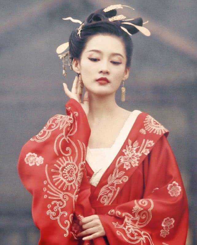 羞涩躲墙后只露一只眼睛,却意外撞脸李一桐_网友_瞬间_角度