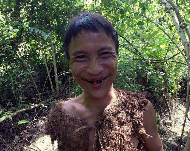 ":父子逃离战火在丛林生活41年,儿不知世上还有女性_儿子_何文坦_野人