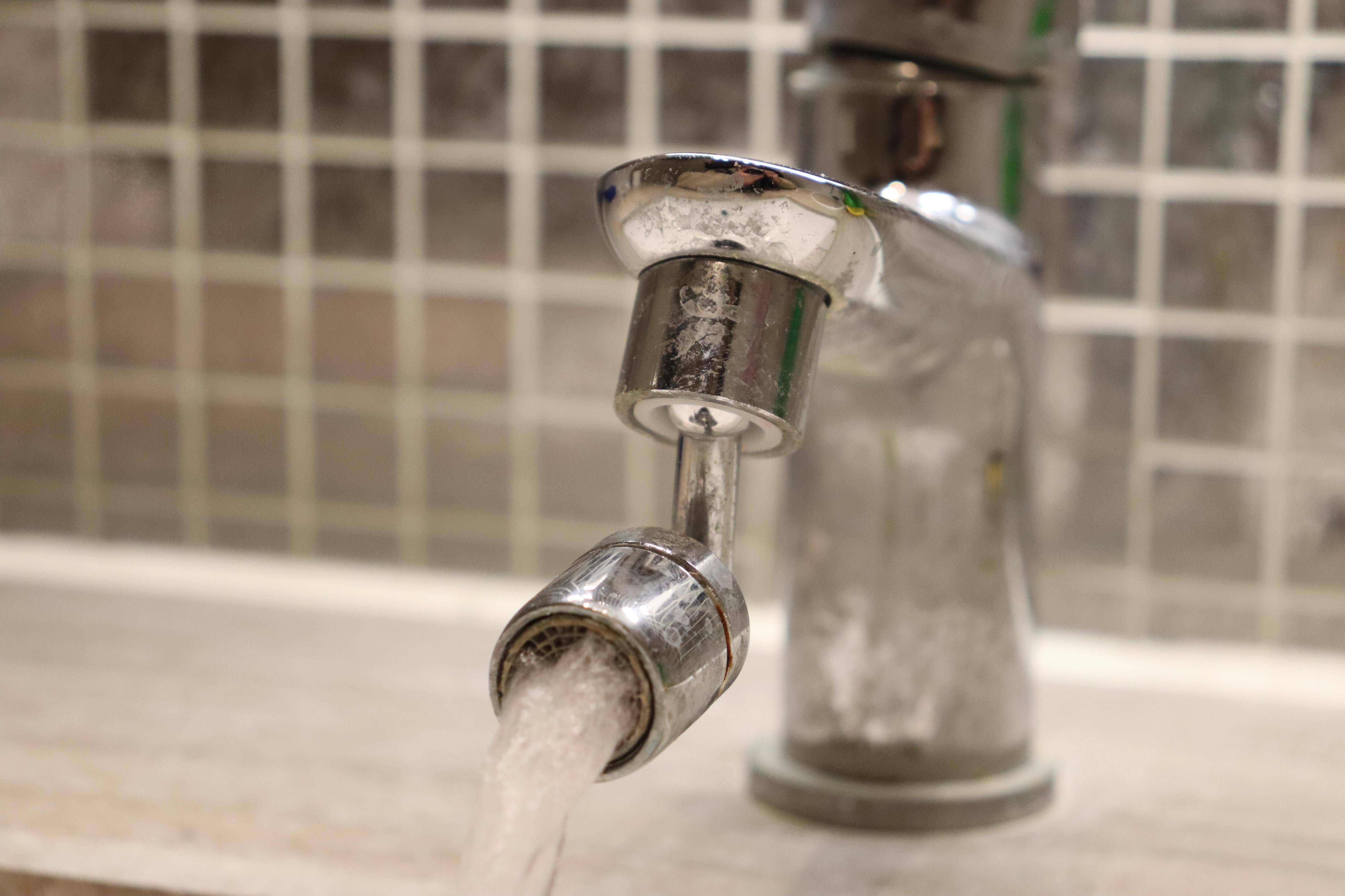 用活口扳子或者钳子卡住水龙头的顶端,可以把起泡器拆下来.