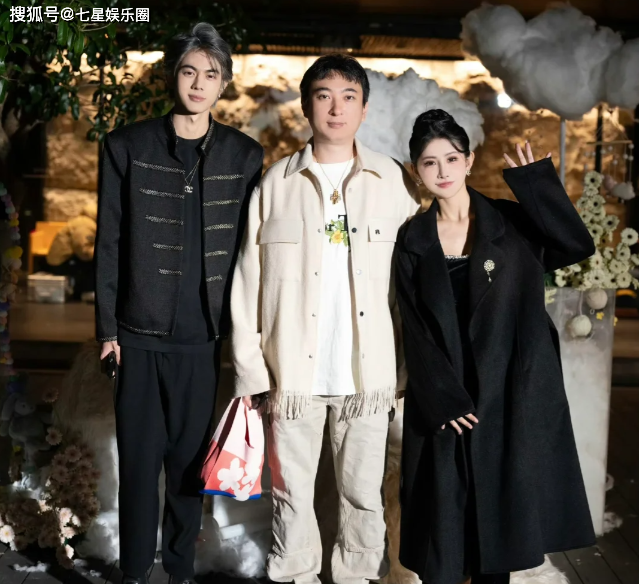 王思聪穿3万外套搂美女逛街,女方和前任是闺蜜,现任