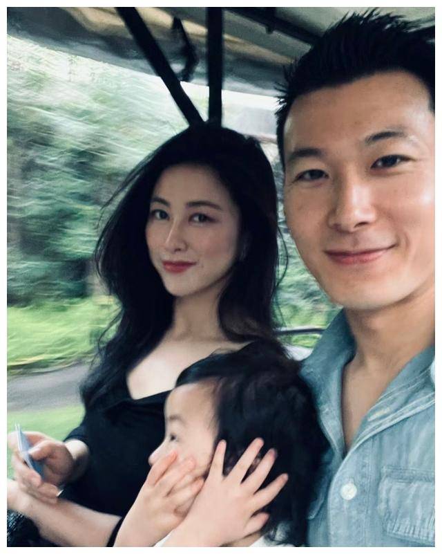 朱珠陪老公海南庆生,高角度原图直出,美得令人陶醉.