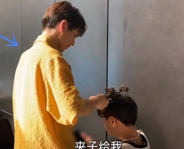 王俊凯为小马哥扎头发,谁注意他手里的发卡?原谅我没见过世面!
