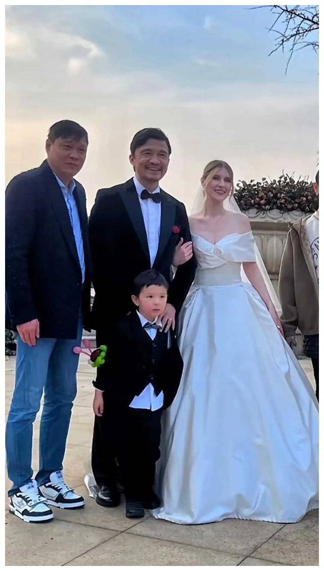 国足队员谢辉婚礼现场曝光,林栋甫解读原因,婚礼细节揭秘_谢晖_家庭