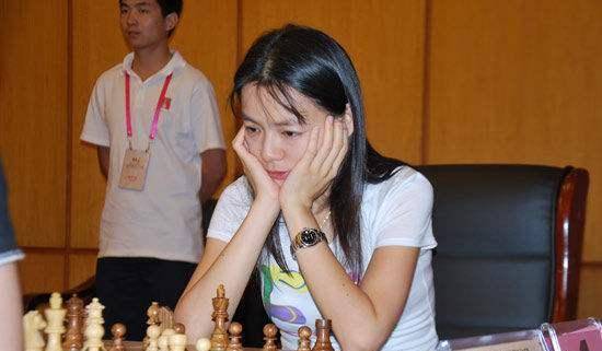 国际象棋世界冠军诸宸,嫁到卡塔尔后,老公为她放弃一夫多妻_阿尔