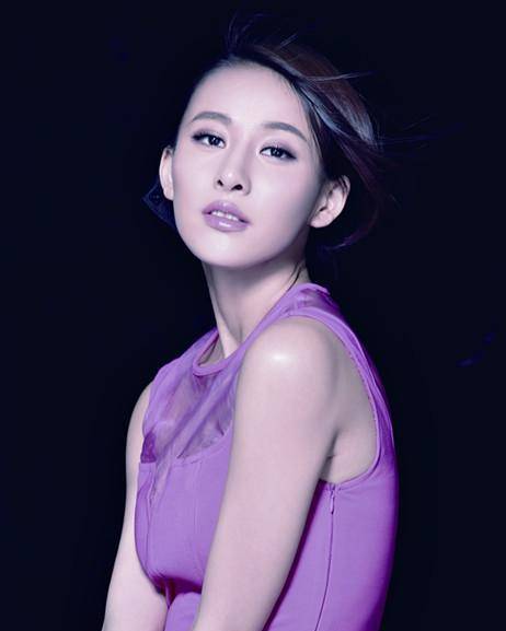 最开始的她因为在节目《我型我秀》中唱歌出色以一位歌手出道演艺圈