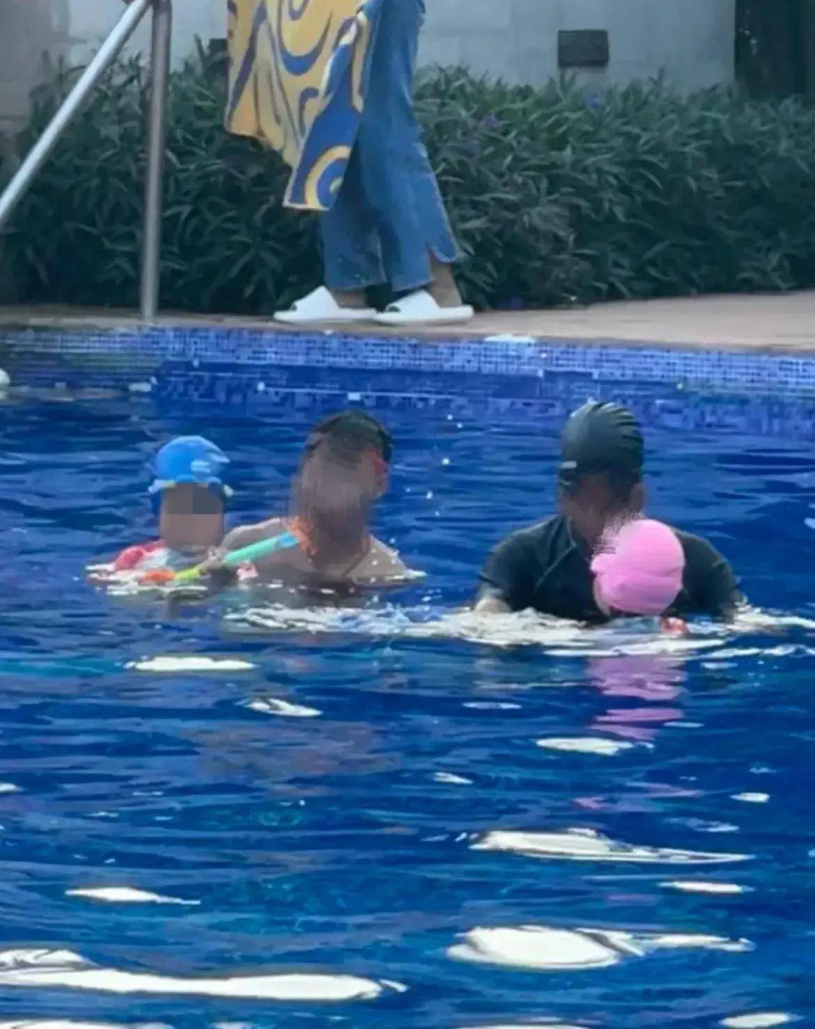 偶遇张杰谢娜一家出游,夫妇俩看跳跳俏俏学游泳,同款坐姿好默契_女儿