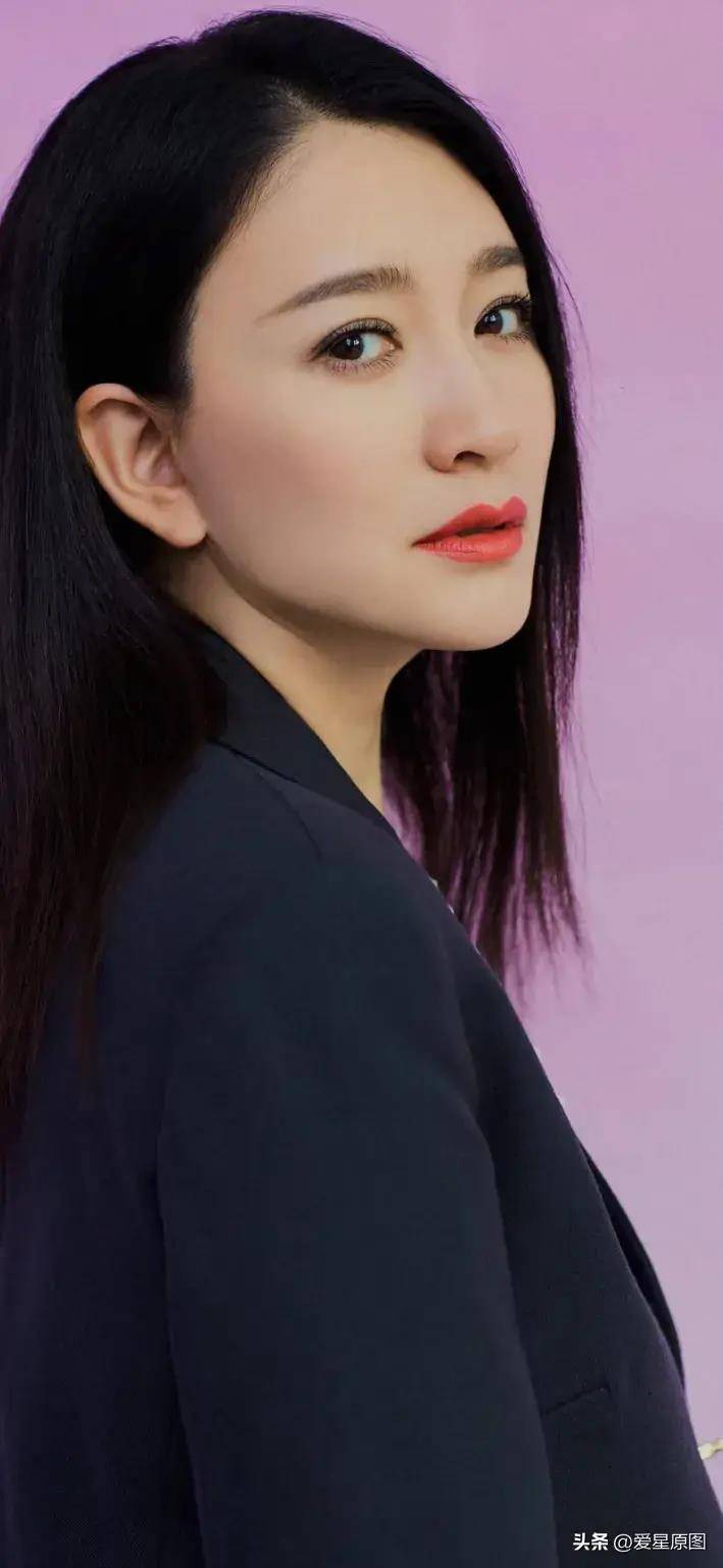 作者精心挑选了李小冉各个时期最经典的艺术写真高清原图版本六十二张